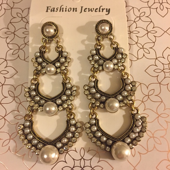Elegant Pearl and Rhinestone Dangle Earrings - Picture 2 of 4
